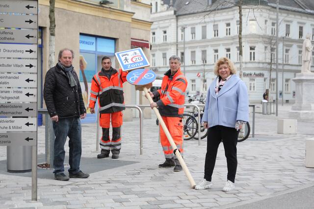 Vizebürgermeisterin Irene Hochstetter-Lackner mit Mitarbeitern des Wirtschaftshofes beim Aufstellen der neuen Bambus-Verkehrsschilder. Diese werden in den kommenden Wochen getestet. | Foto: Stadt Villach