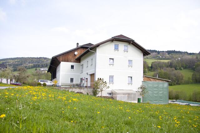 Am Biohof Stadler werden verschiedenste Produkte aus Kuhmilch hergestellt, etwa Fruchtjoghurt, Kräutertopfen, Liptauer, Sauerrahm, Topfen oder Weichkäse in Öl. | Foto: Biohof Stadler