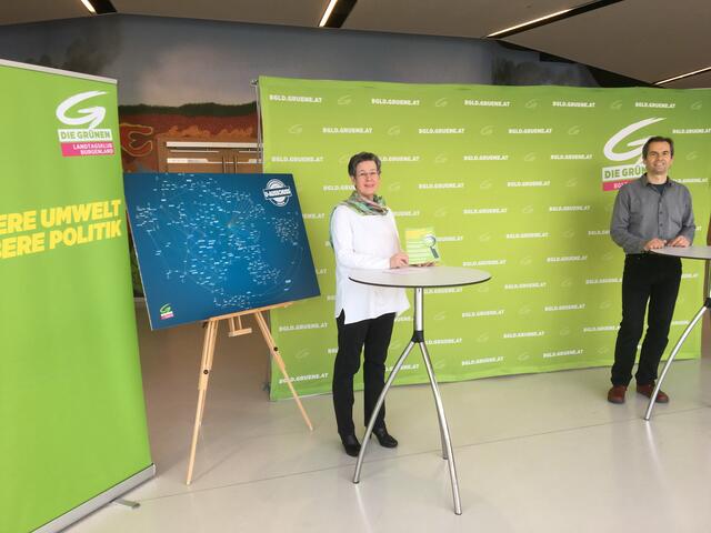 Regina Petrik und Wolfgang Spitzmüller kritsieren, dass das Land Burgenland nach dem Commerzialbank-Skandal nicht zu seinen Fehlern stehe, um sie zu analysieren und zu beheben. | Foto: Grüne