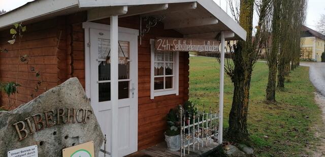 Der Selbstbedienungsladen des Biberhofs hat rund um die Uhr geöffnet.  | Foto: Biberhof