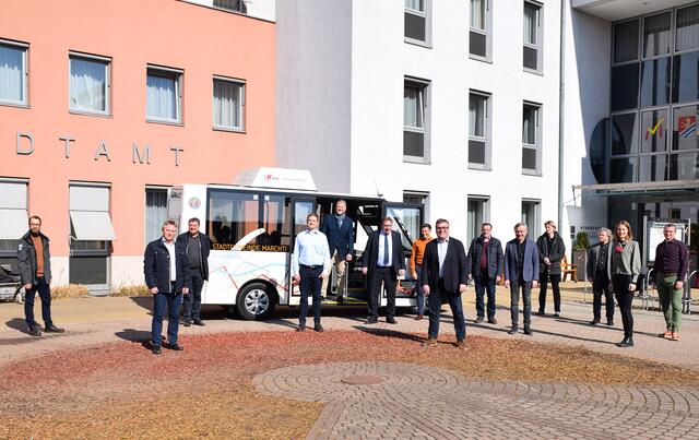 Die Gemeindevertreter aus Holzhausen, Marchtrenk, Schleißheim, Sattledt und Thalheim gemeinsam mit den Verkehrsplanern von komobile und der Leader-Region Wels-Land.
 | Foto: Stadtgemeinde Marchtrenk, Eva König