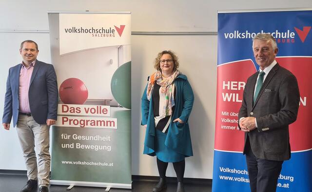 Direktorstellvertreter Matthias Strasser, die Direktorin der Volkshochschule Salzburg Nicole Slupetzky und Vorstandsvorsitzender der Volkshochschule Salzburg Helmut Mödlhammer standen beim Pressegespräch Rede und Antwort.  | Foto: VHS Salzburg 