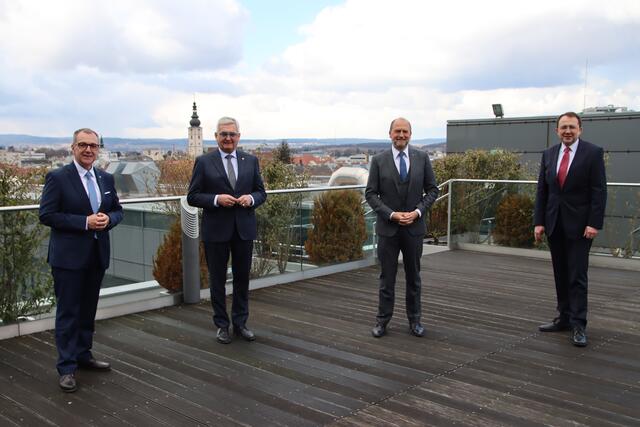 NÖ GVV-Präsident Rupert Dworak mit NÖ Gemeindebund-Präsident Alfred Riedl, NV-Vorstandsdirektor Bernhard Lackner und St. Pöltens Bürgermeister Matthias Stadler