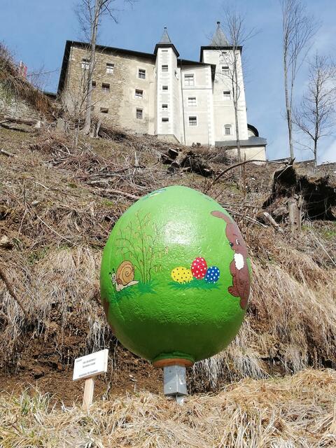 Den Weg zum Schlossberg säumen große Ostereier.