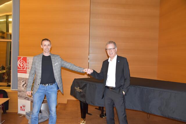 Der Abstand ist nur Corona geschuldet: Günter Salchner (li) wird wohl die Nachfolge von Luis Oberer antreten. Oberer hört Ende März als Bürgermeister auf. | Foto: Reichel
