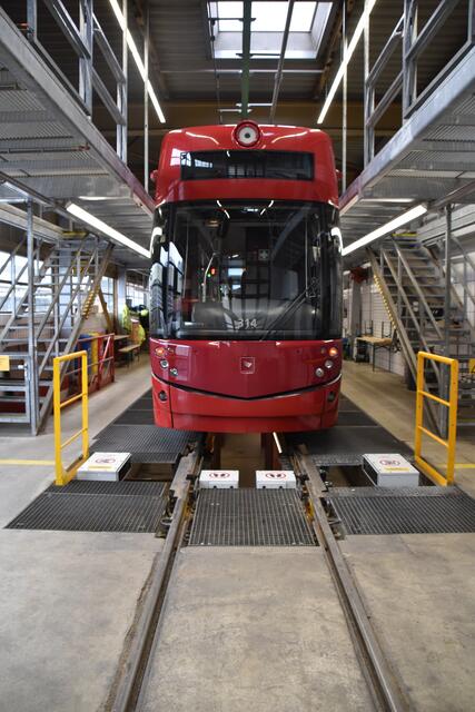 Die Tram in der Werkstatt.