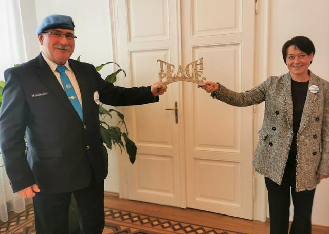 Obmann Gerhard F. Dujmovits mit Sonja Ledl-Rossmann, Landtagspräsidentin Tirol | Foto: Gerhard F. Dujmovits - Friedenssoldaten