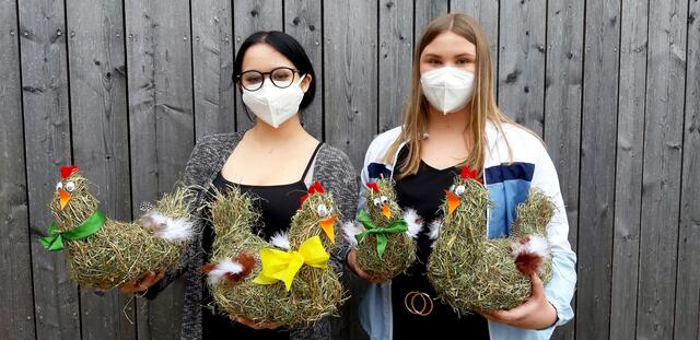 Mit viel Geschick formten Leah und Emely aus Heu ihre dekorativen Hühner.