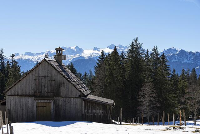 Blick mit der "Sandlerhütte" auf der "Rossmoosalm" zum "König Dachstein"!
