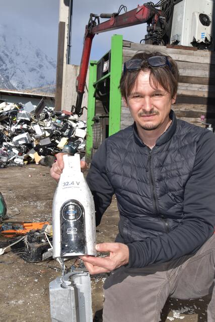Oliver Bauer mit falsch entsorgten Akku-Staubsauger.