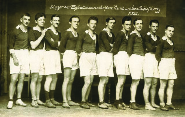 Ein Bild aus den Anfangszeiten: Die siegreiche Laufmannschaft im
Staffelbewerb "Rund um den Schloßberg" | Foto: Sammlung Sturm Graz