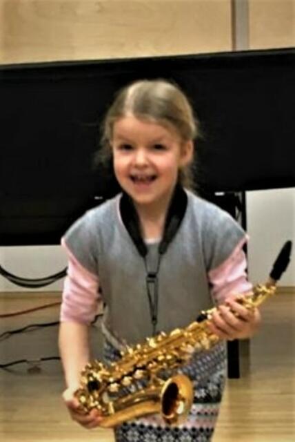 Hannah Mandl freut sich über ihr Stück am Saxophon | Foto: KK