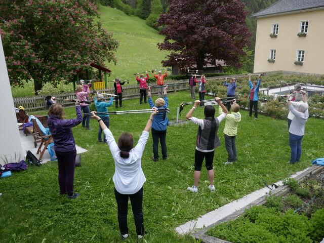 Gemeinsame Nordic Walking Runden gehören zum Jahresprogramm des Vereins, welches ganz nach dem Motto "Gemeinsam gesund und aktiv bleiben" gestaltet wird. | Foto: Anna Pfeifhofer