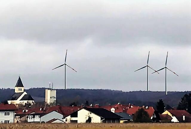 Die Petition zeigt eine Fotomontage mit den WIndrädern.  | Foto: Hartl