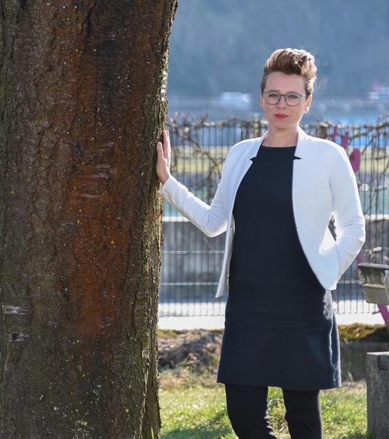 Die neue Förderung soll "mehr Grün in die Stadt bringen", sagt Umweltstadträtin Eva Schobesberger. | Foto: Dworschak/Stadt Linz