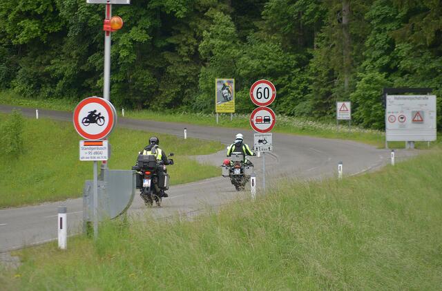 Der Motorradverkehr ist im Außerfern besonders stark. Zu den beliebtesten Straßen gehört u.a. das Hahntennjoch, im Bild die Auffahrt auf Höhe Elmen.
