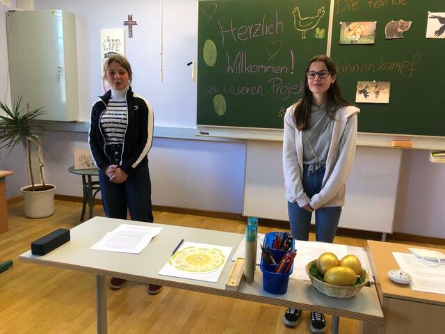 Beim Abschlussprojekt von Verena Baumgartner (rechts) und Stella Riedel standen die Hühner im Mittelpunkt. | Foto: LFS Buchhof