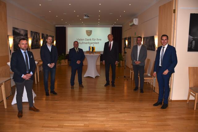 Bürgermeister Manuel Zusag (r.) präsentierte im Gemeindezentrum von Lichtenwörth die ehrgeizigen Betriebsansiedelungs-Pläne. | Foto: Zezula