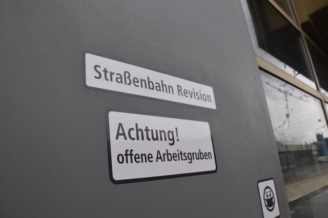 Schon beim Eingang wird gewarnt: Man muss vor die Füße schauen.
