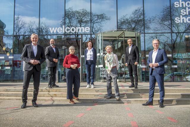 Erfreut: Günter Riegler, Miša Strobl, Barbara Steiner, Karin Strobl, Iris Andraschek, Siegfried Nagl, Christopher Drexler (v.l.) | Foto: Stadt Graz/Fischer