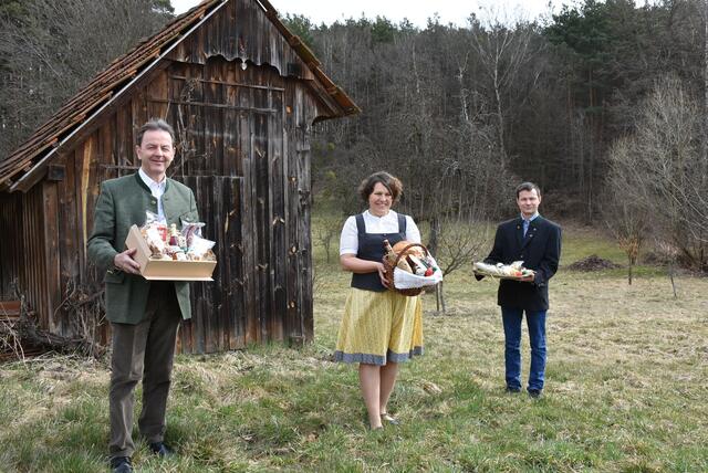 Regionale Qualität im Osternesterl: LK-Präs. Niki Berlakovich, Christa Erdely (Lafnitztaler Bauernspezialitäten), KR Martin Koch