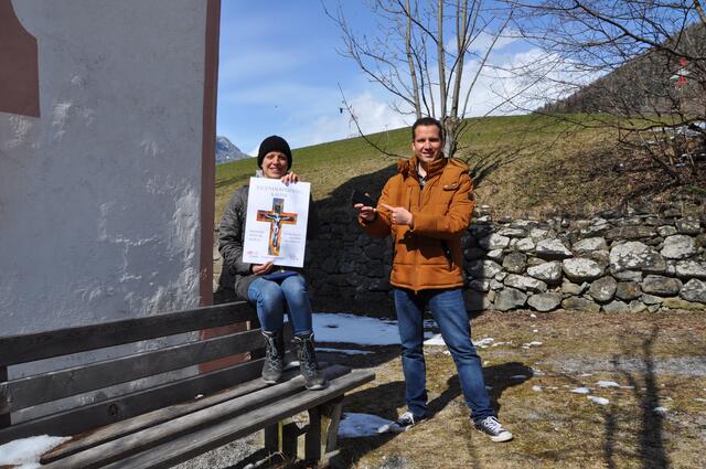 DJL Astrid Gebhart und Bgm. Matthias Schranz präsentieren den Jugendkreuzweg in Kauns