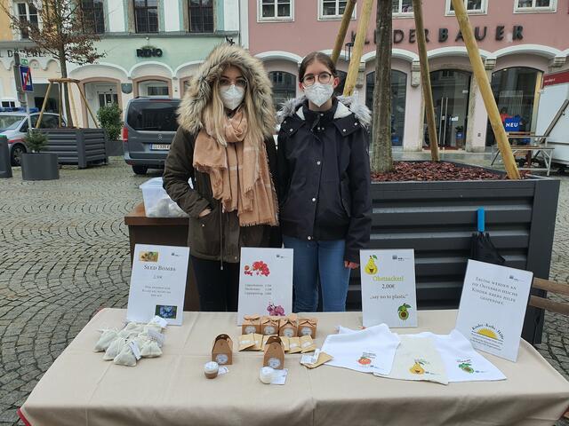 nicole und anna aus der 3a FS am Marktstand