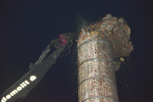 Ein Spezialbagger musste dem rund 100 Jahre alten Schornstein des ehemaligen Ziegelwerkes in Fürstenfeld zu Leibe rücken, um ihn zu Fall zu bringen.