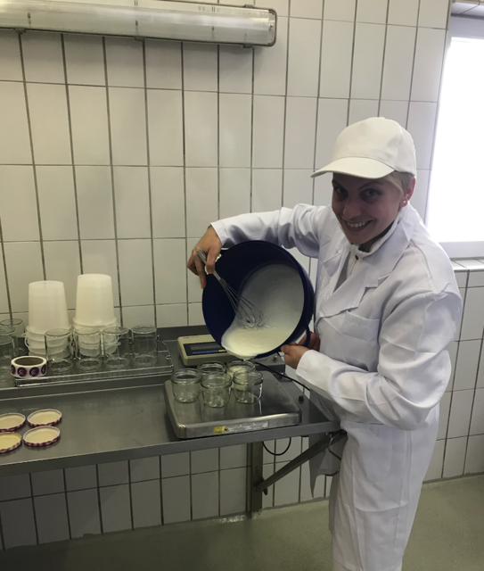 Karoline Ranalter beim Joghurt machen. | Foto: privat