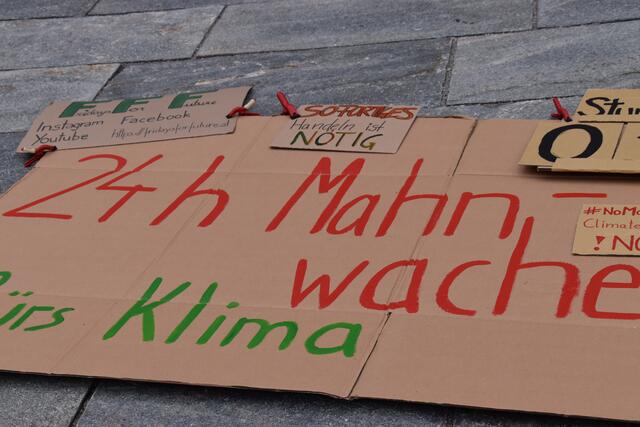 FFF Kufstein hält eine 24-Stunden-Mahnwache vor dem Kufsteiner Rathaus ab.