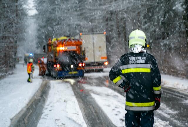 Drei Feuerwehren standen gestern in Hochburg-Ach bei einer Lkw-Bergung im Einsatz.