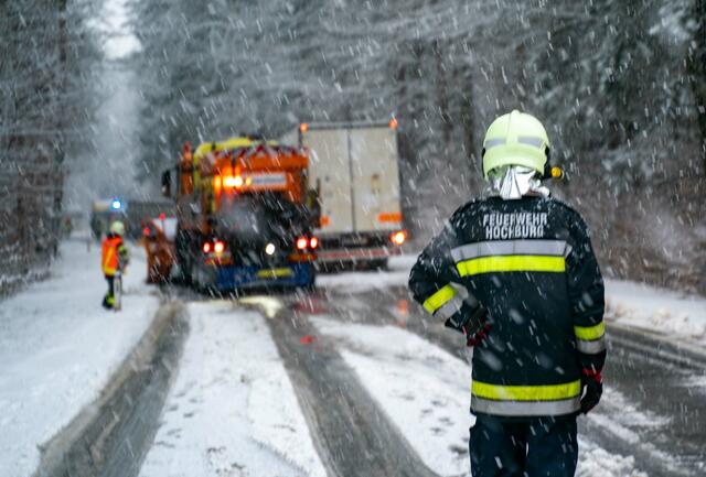 Drei Feuerwehren standen gestern in Hochburg-Ach bei einer Lkw-Bergung im Einsatz.  | Foto: Daniel Scharinger