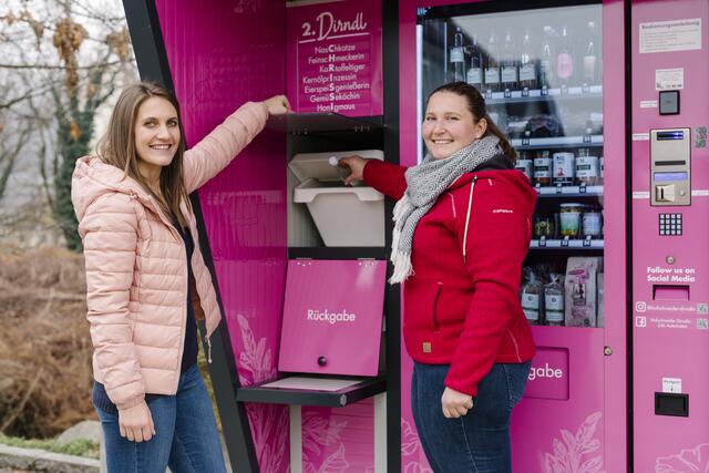 Eine Erfolgsgeschichte: Christina Niederl und Stefanie Niederl (r.) sind mit ihren pinken Automaten schon an vier Standorten vertreten. | Foto: Hofschneider Dirndln
