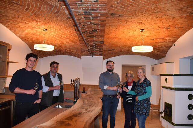 V.l.: Sohn Franz und Karl Menhart (hinter der Schank) stoßen mit Sohn Karl, Oma Maria und Petra Menhart auf das gelungene Gesamtwerk an. | Foto: Waltraud Fischer