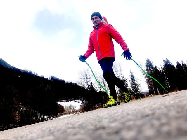 Rupert Gruber: "Nordic Walking aktiviert 85 Prozent der Muskeln und stärkt Kreislauf, Rücken und Psyche." | Foto: Peter J. Wieland