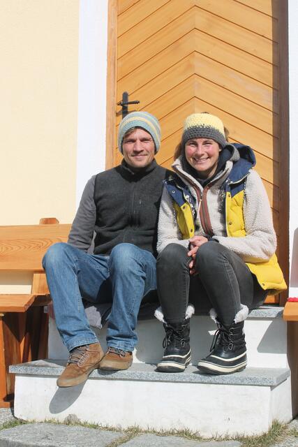 Waldo und Chrissi strotzen nur so vor Ideen und Energie und wollen mit buntem Programm in ihrem "Hubird" beim Naviser Schilift durchstarten.  | Foto: Demir