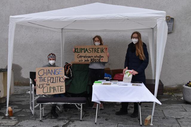 Die FFF-Vertreterinnen sind aufgrund des Wetters mit Zelten ausgestattet. Sie sprechen während der Mahnwache auch mit Passanten und der Politik.