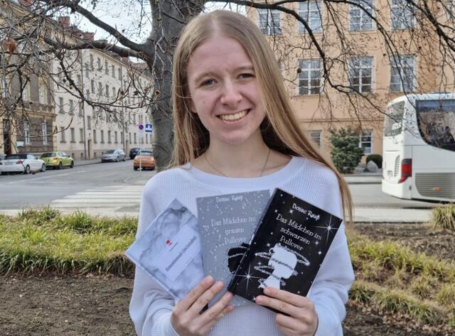 Denise Raisp mit ihren drei veröffentlichten Büchern, einer Life-Story über ihr Leben mit "Borderline" sowie zwei Jugendromanen aus einer Trilogie. Weitere Werke sind in Arbeit.  | Foto: Julian Krinner