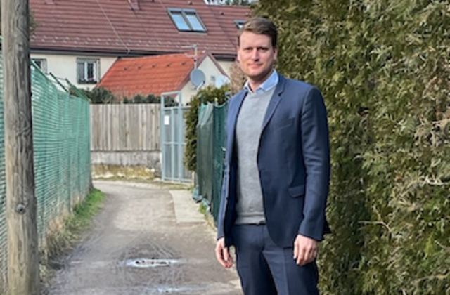 Matthias Friedrich freut sich über die Einstimmigkeit im Bezirksparlament zu seinem Antrag. | Foto: SPÖ Hietzing