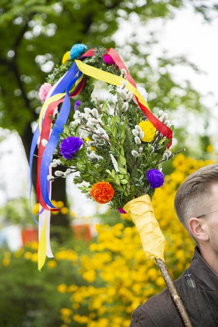 Festlich geschmückte Palmbuschen stimmen am Palmsonntag auf das kommende Osterfest ein.