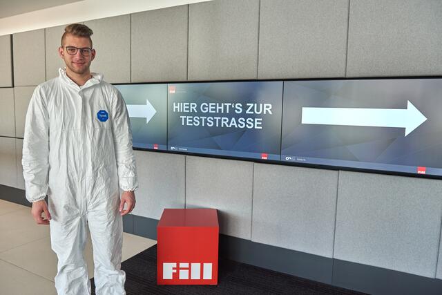 Jonas Hochrainer, Maschinenbautechniker und ausgebildeter Sanitäter, nimmt die Antigentests in der Fill Teststraße ab. | Foto: Fill Maschinenbau