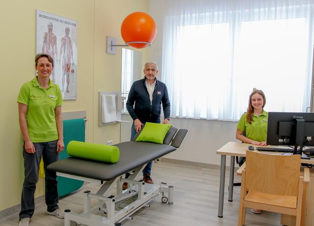 V.l.: Karin Flautner (Leitung Therapie), Geschäftsführer Fritz Weber und Physiotherapeutin Kathrin Reisinger