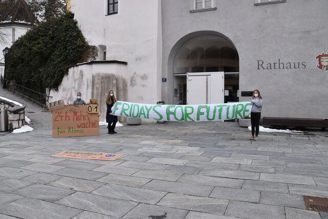 Für das Klima und für die Zukunft streiken gemeinsam drei Vertreterinnen von Fridays for Future vor dem Kufsteiner Rathaus – in einer 24 Stunden langen Mahnwache.  | Foto: Barbara Fluckinger