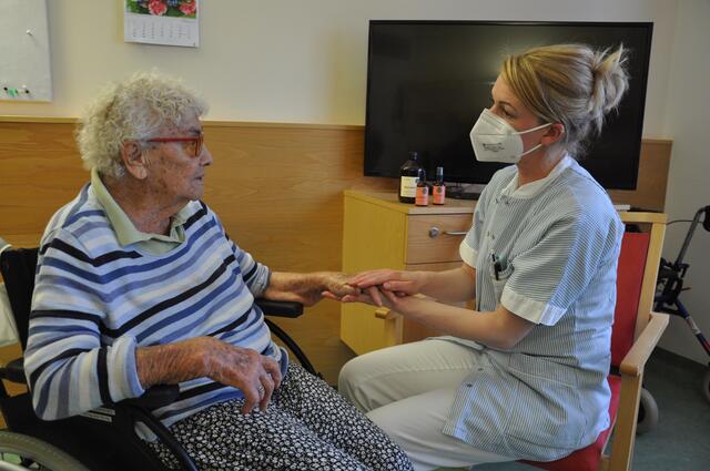 Zdichynek Juliana und Michaela Schrottmeyer bei einer beruhigenden Handmassage.
