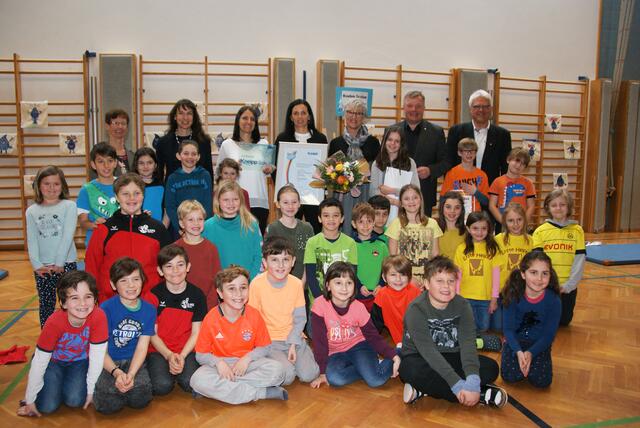 Das Zertifikat zur Kneippschule wurde 2019 an die VS Zams überreicht: Anni Pfeifhofer, Barbara Pfeifenberger, Bettina Böhme-Fuchsberger, Nina Sordo, Dir. Karin Summerauer, LR Bernhard Tilg und Bgm. Siggi Geiger (h.v.l.). | Foto: Kolp
