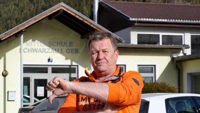 Daumen nach unten: Bürgermeister Michael Streif ist überzeugt, die Maske tut den Jugendlichen nicht gut.