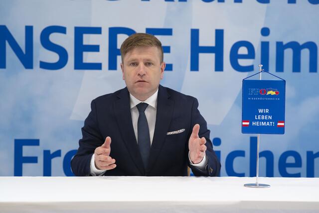 „Die Ahnungslosigkeit, mit der die ÖVP NÖ in der gestrigen Landtagssitzung die Zentralküche beim Österreichischen Bundesheer verteidigt hat, ist erschreckend und ein Schlag ins Gesicht für jeden Soldaten", sagt Jürgen Handler von der FPÖ.