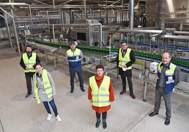 Vizebürgermeister St. Pölten Harald Ludwig; Nationalratsabgeordnete Julia Herr; Egger Getränke Geschäftsführer Frank van der Heijden; Umweltstadträtin St. Pölten Mag. Renate Gamsjäger; Nationalratsabgeordneter Robert Laimer und Martin Forster, Geschäftsführer Egger Getränke vor der neuen Glasabfüllanlage