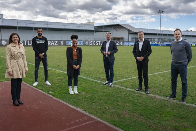 Starker gemeinsamer Auftritt gegen Rassismus: Doris Kampus, Gregory Wüthrich, Precious Nnebedum, Christopher Drexler, Christian Jauk, Thomas Tebbich. | Foto: P. Drechsler