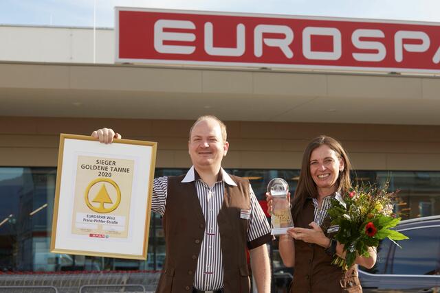 Marktleiterin Cornelia Krenn und Marktleiter Stellvertreter Philipp Hofbauer mit der Auszeichnung.   | Foto: SPAR Foto Melbinger